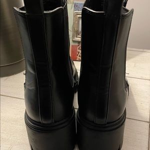 Madden Girl Black Sz. 8 Lug Sole Boots